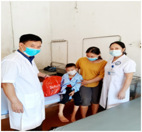 Lãnh đạo và Công đoàn bệnh viện, tặng quà bệnh nhân nhi dịp Tết Trung thu năm 2021