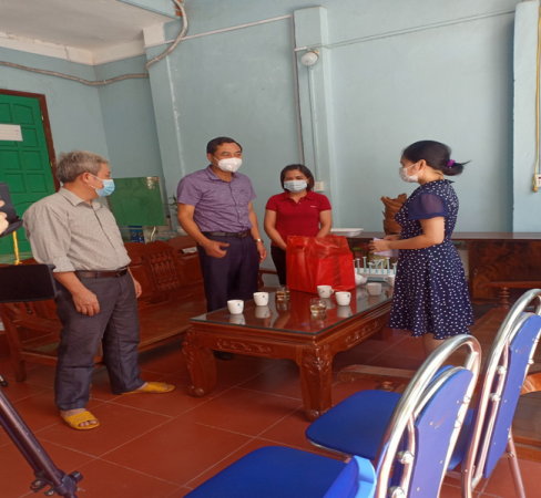 Tổ chức thăm hỏi và tặng quà gia đình các chiến sỹ áo trắng đang ở tuyến đầu chống dịch